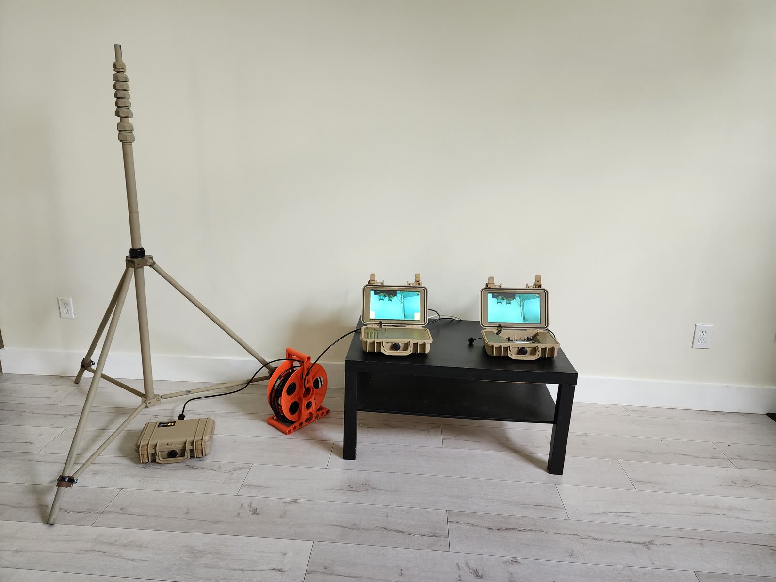 Full kit: mast, GCS and GVS stations, fiber reel
